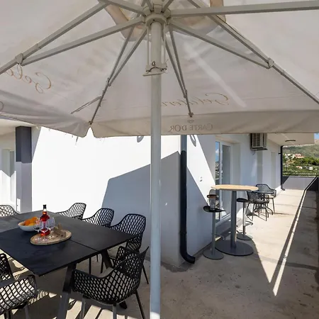 아파트 Under The Rock