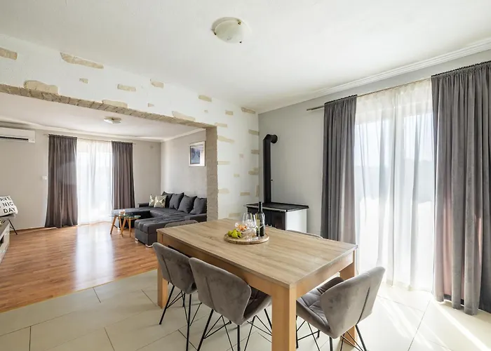 Under The Rock Apartman Split